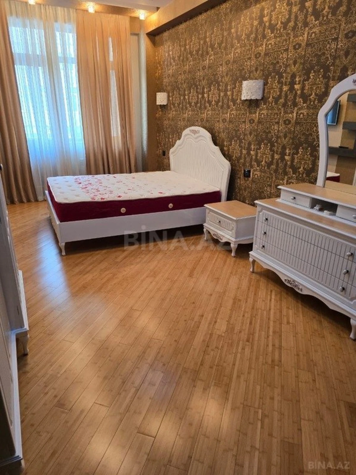 Satılır 3 otaqlı mənzil 120 m²