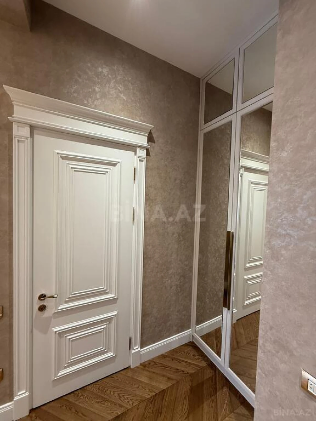 Satılır 4 otaqlı mənzil 185 m²