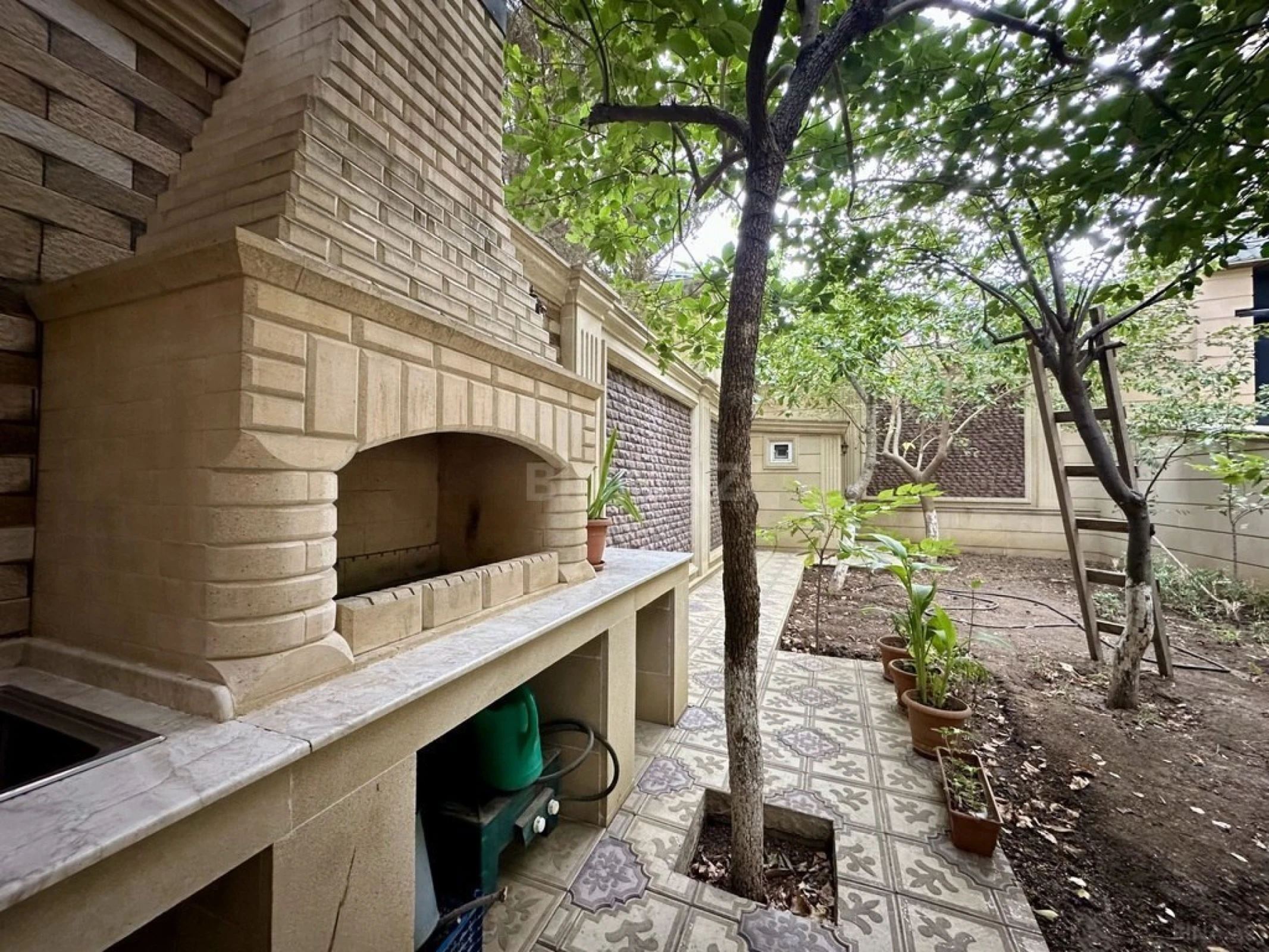 Satılır 5 otaqlı həyət evi 200 m²