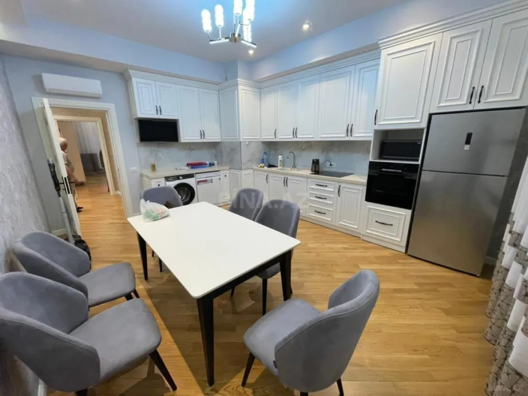 Kirayə verilir 3 otaqlı mənzil 130 m²