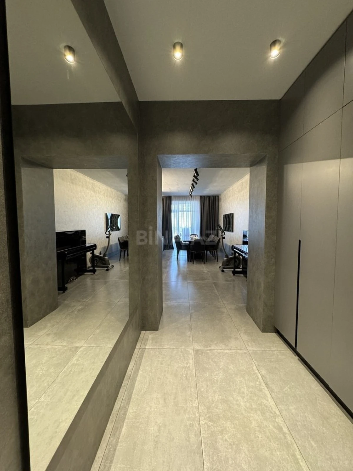 Satılır 3 otaqlı mənzil 145 m²