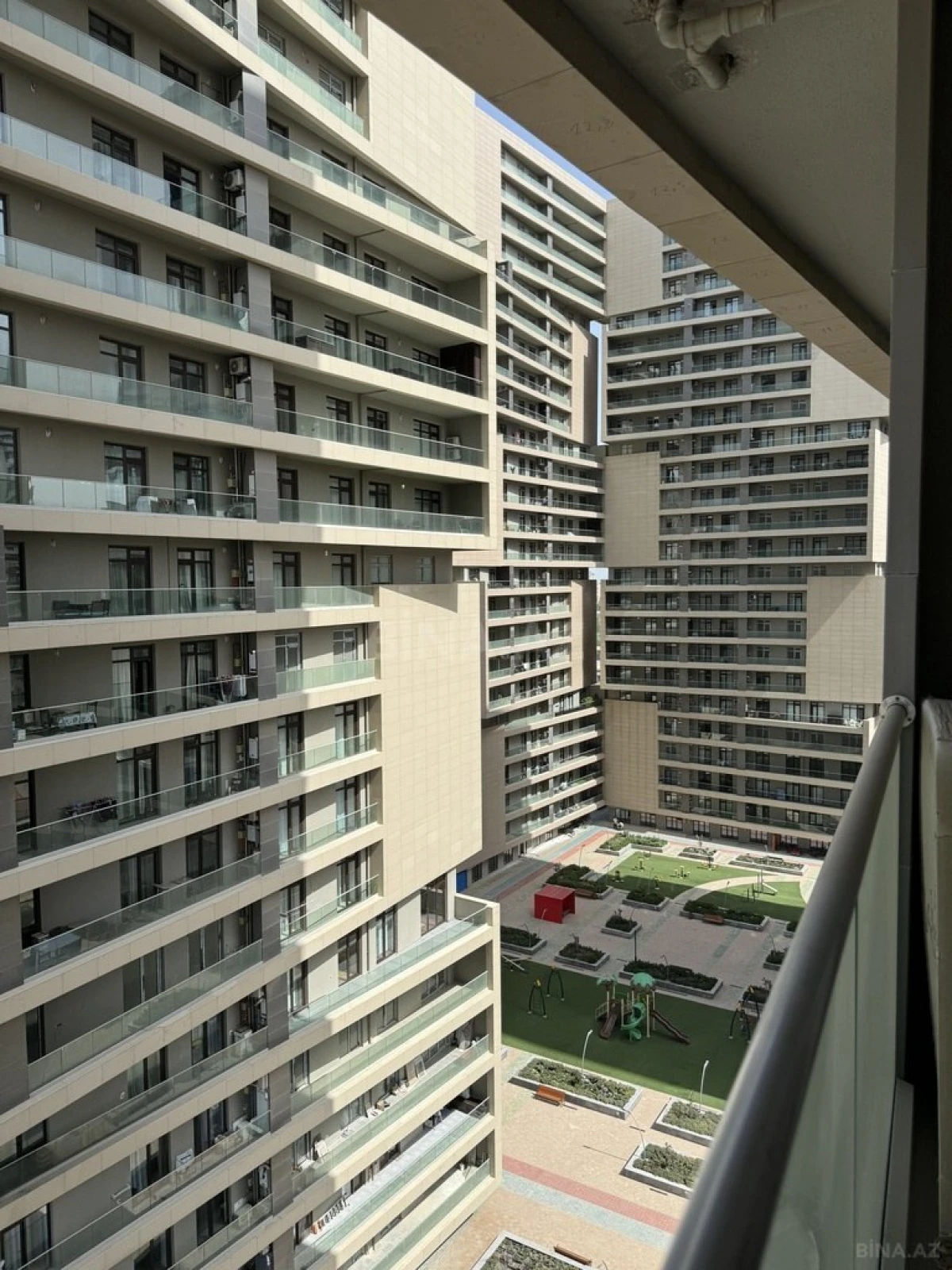 Satılır 3 otaqlı mənzil 145 m²