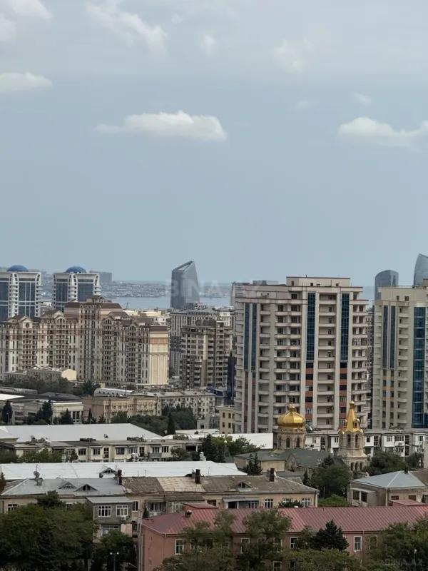 Satılır 6 otaqlı mənzil 210 m²