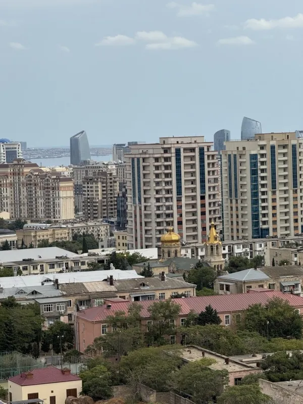 Satılır 6 otaqlı mənzil 210 m²