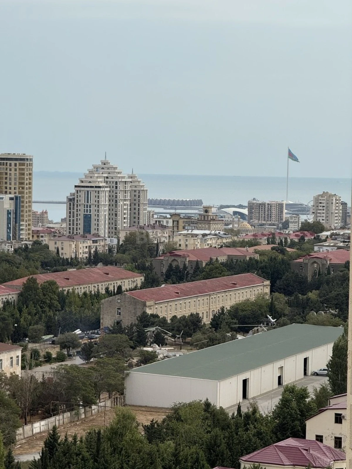 Satılır 6 otaqlı mənzil 210 m²