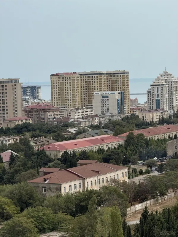 Satılır 6 otaqlı mənzil 210 m²