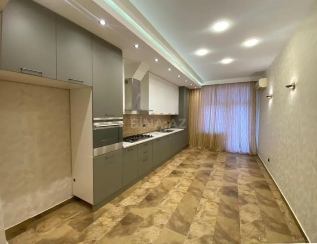 Satılır 4 otaqlı mənzil 215 m²