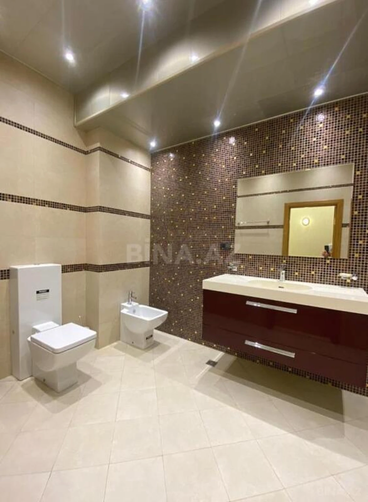 Satılır 4 otaqlı mənzil 215 m²