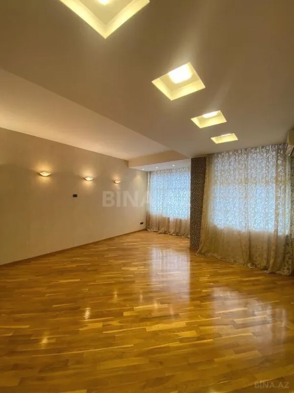 Satılır 4 otaqlı mənzil 215 m²