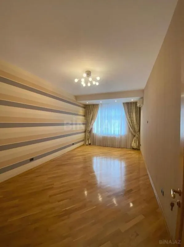 Satılır 4 otaqlı mənzil 215 m²
