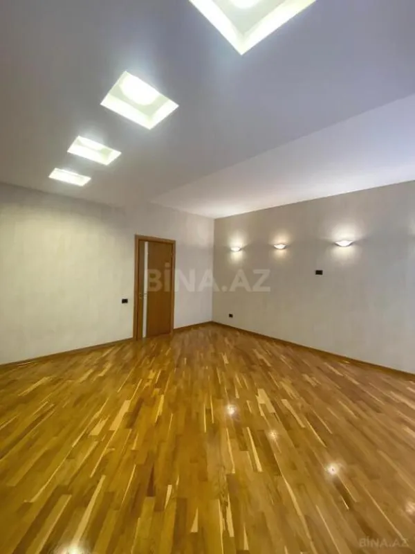 Satılır 4 otaqlı mənzil 215 m²