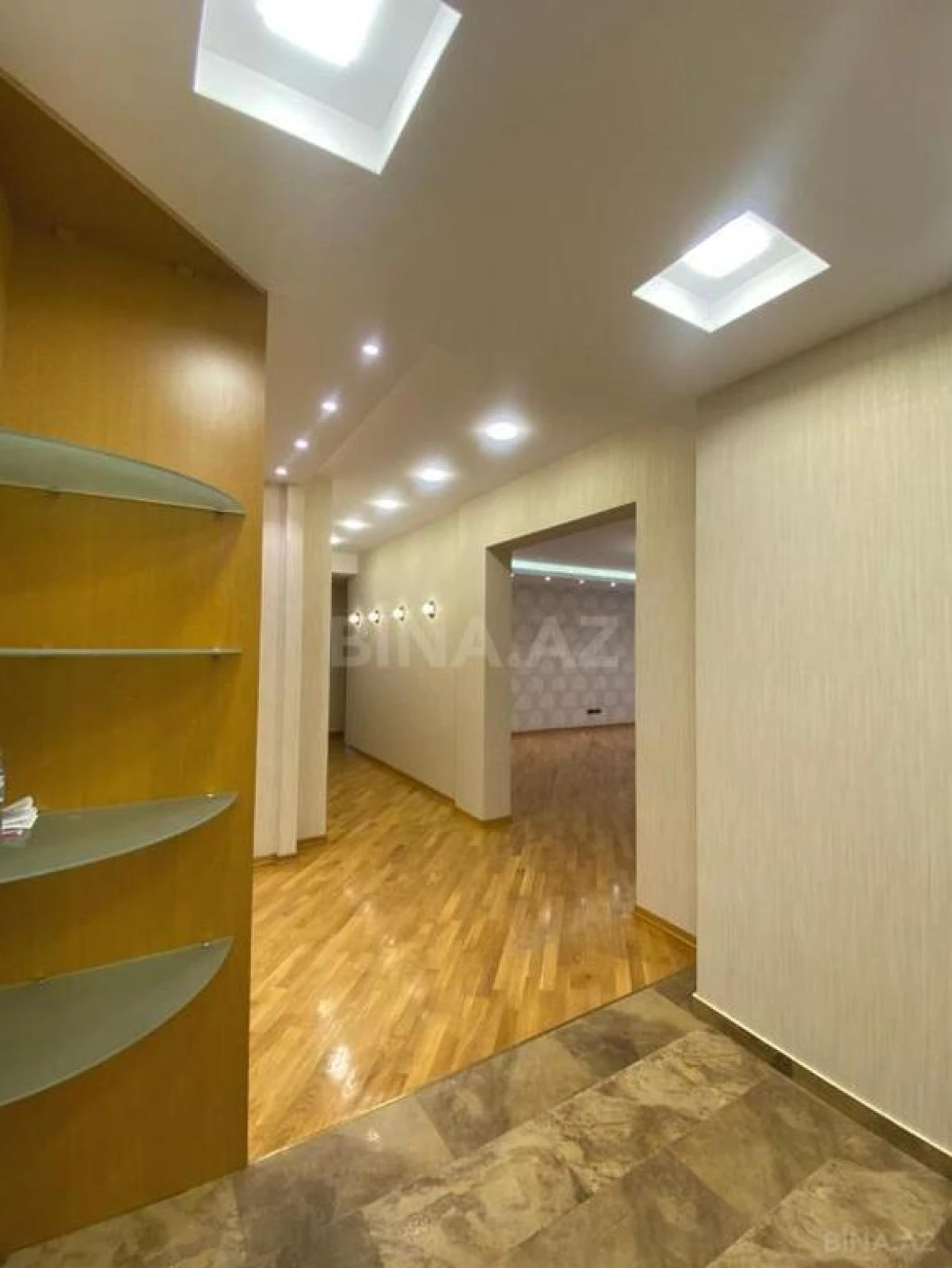 Satılır 4 otaqlı mənzil 215 m²