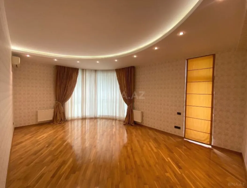 Satılır 4 otaqlı mənzil 215 m²