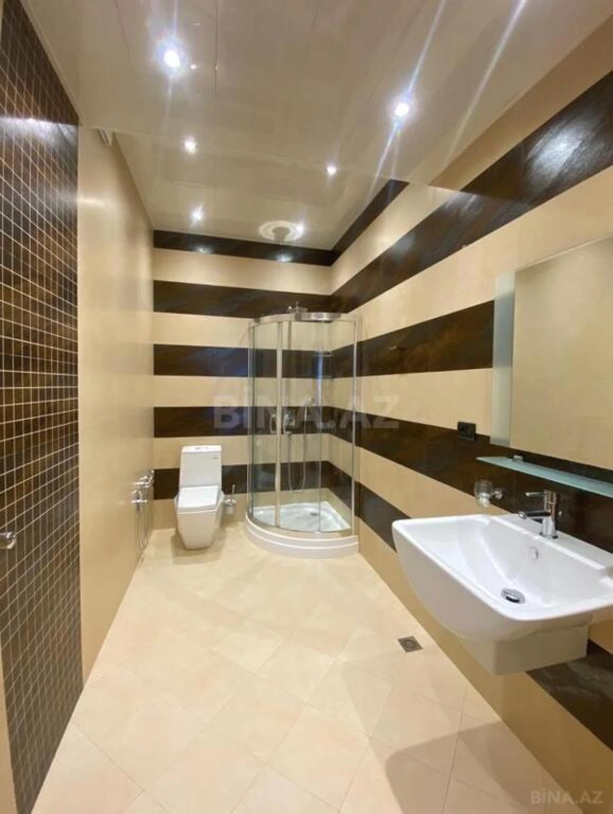 Satılır 4 otaqlı mənzil 215 m²