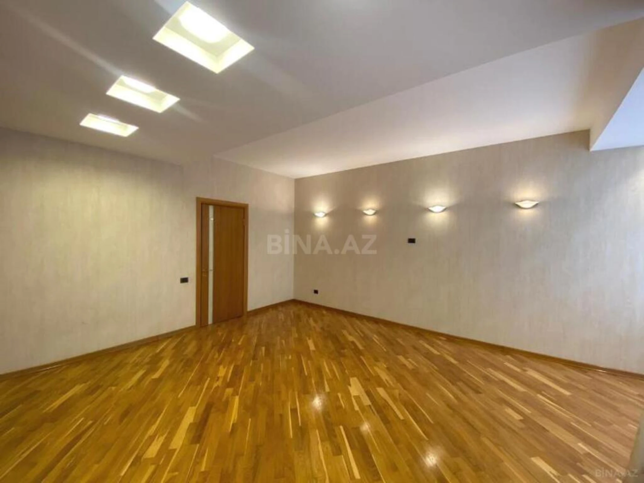 Satılır 4 otaqlı mənzil 215 m²