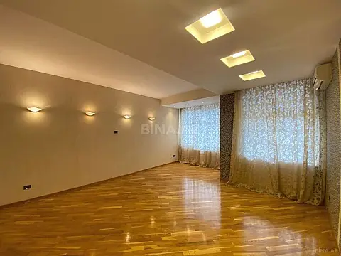 Satılır 4 otaqlı mənzil 215 m²