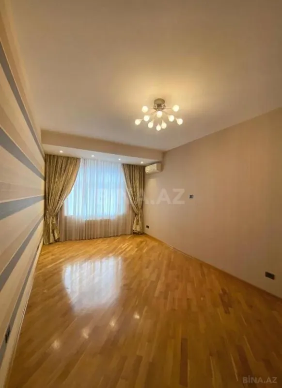Satılır 4 otaqlı mənzil 215 m²