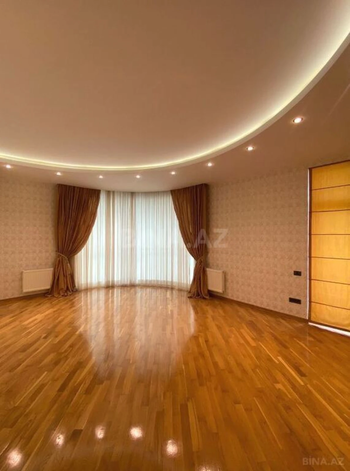 Satılır 4 otaqlı mənzil 215 m²