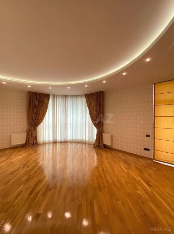 Satılır 4 otaqlı mənzil 215 m²