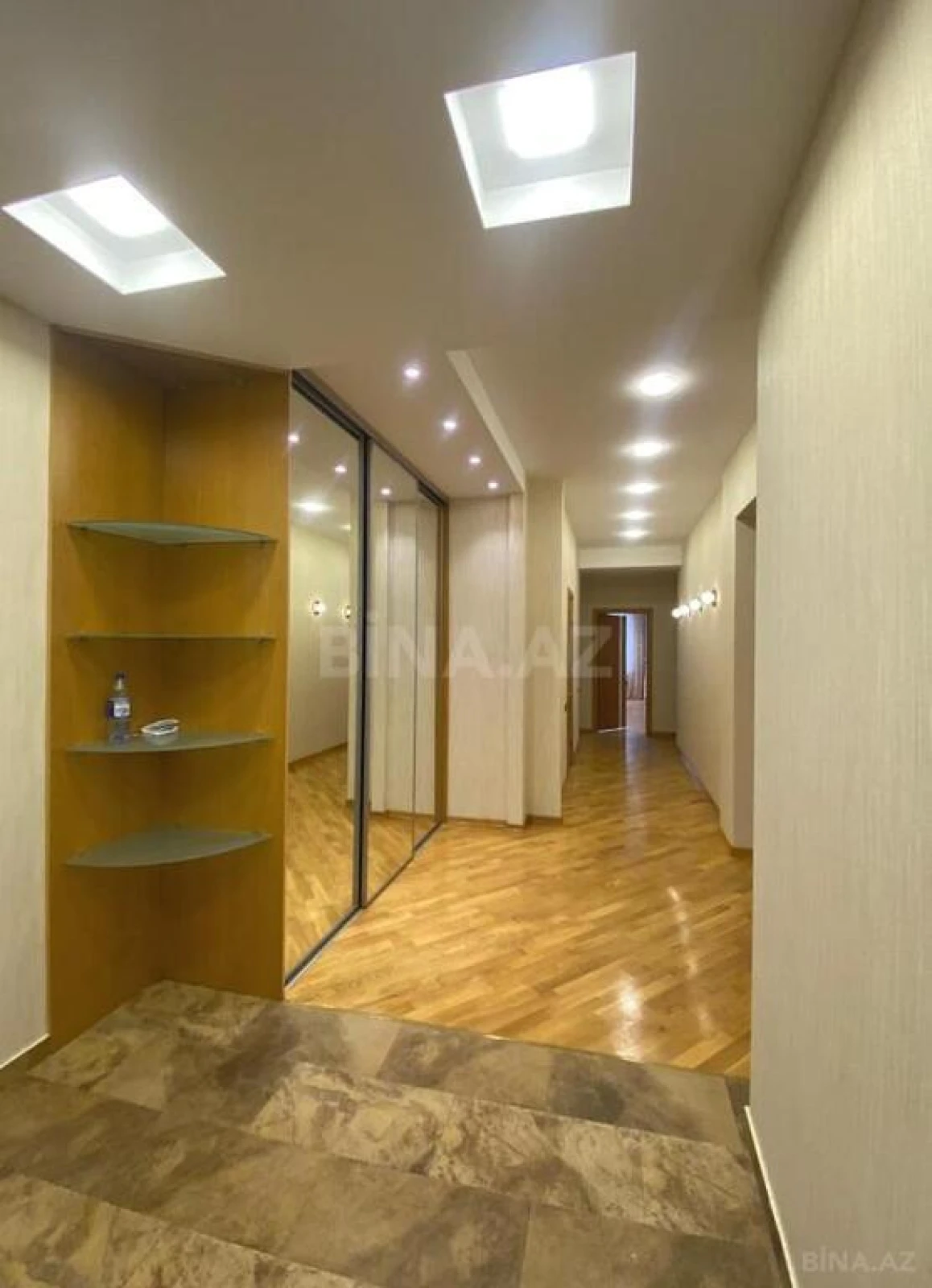 Satılır 4 otaqlı mənzil 215 m²