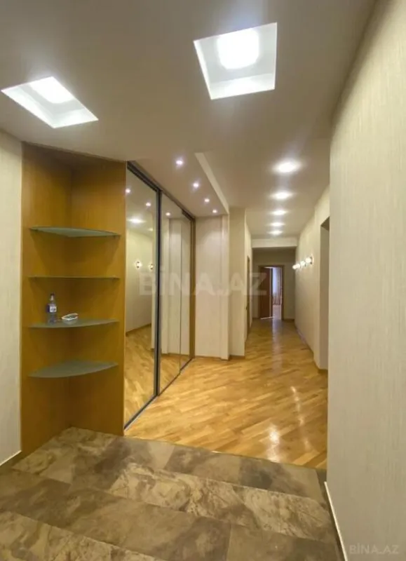 Satılır 4 otaqlı mənzil 215 m²