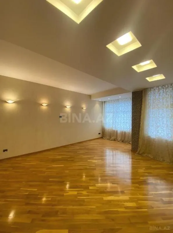 Satılır 4 otaqlı mənzil 215 m²