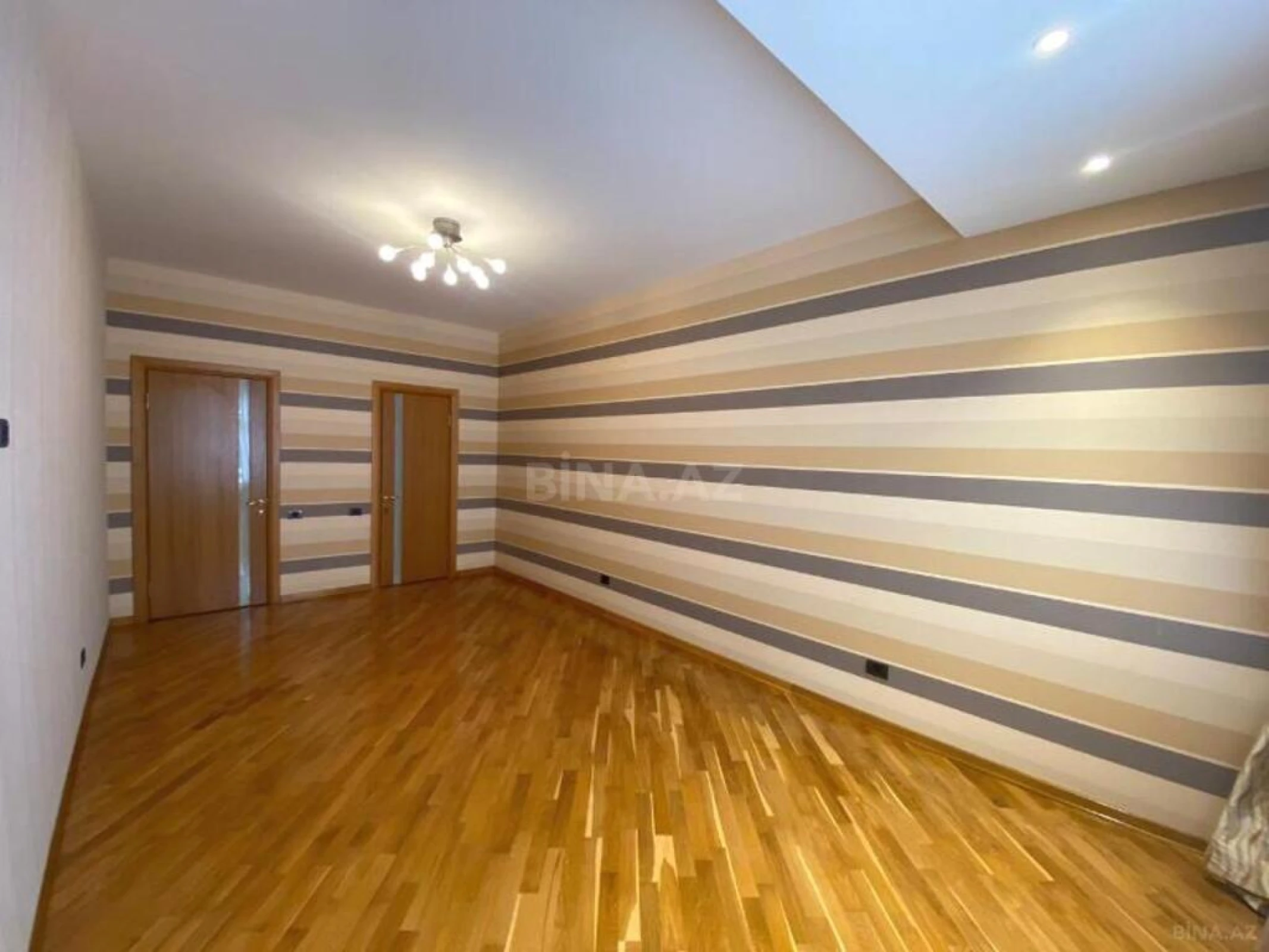 Satılır 4 otaqlı mənzil 215 m²