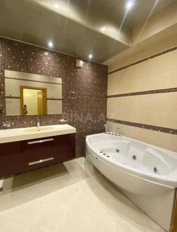 Satılır 4 otaqlı mənzil 215 m²