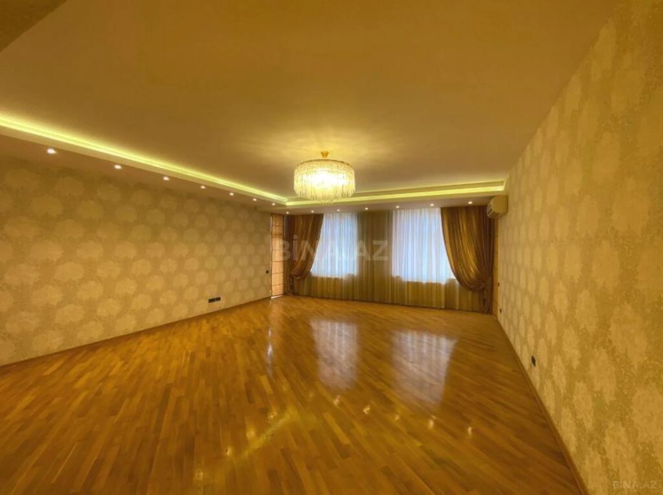 Satılır 4 otaqlı mənzil 215 m²