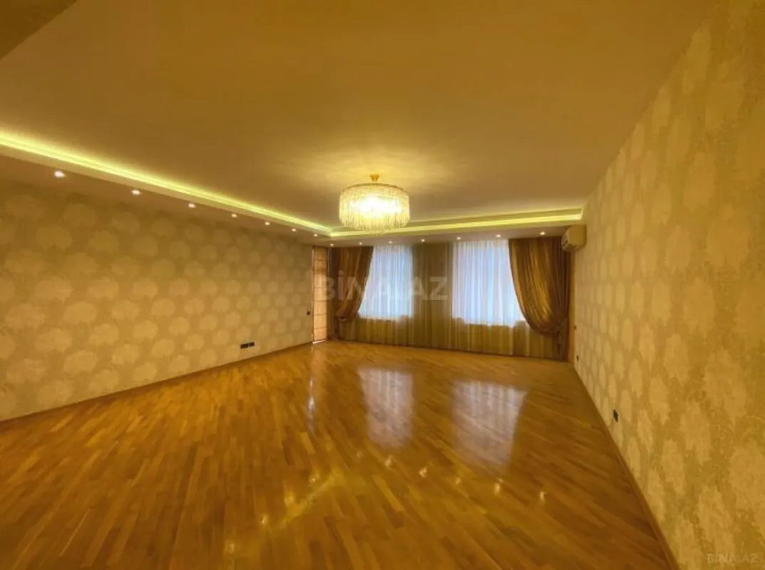 Satılır 4 otaqlı mənzil 215 m²
