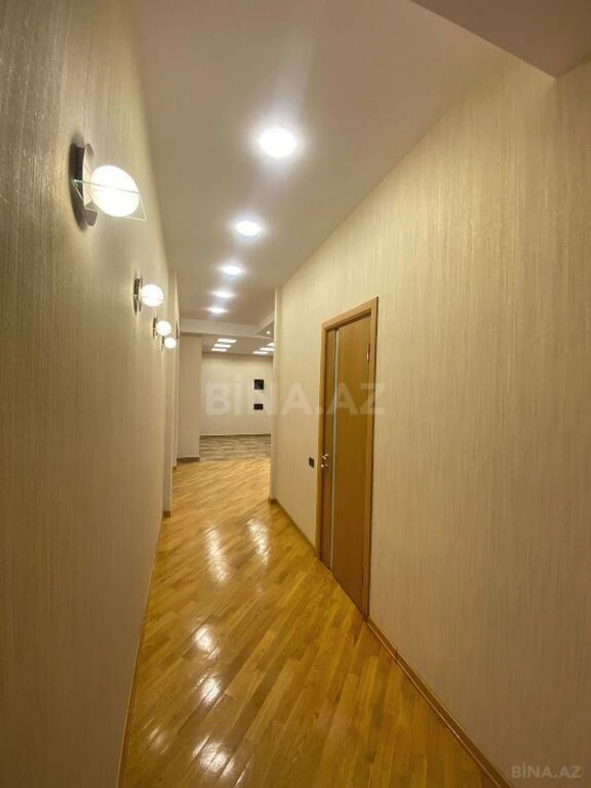 Satılır 4 otaqlı mənzil 215 m²