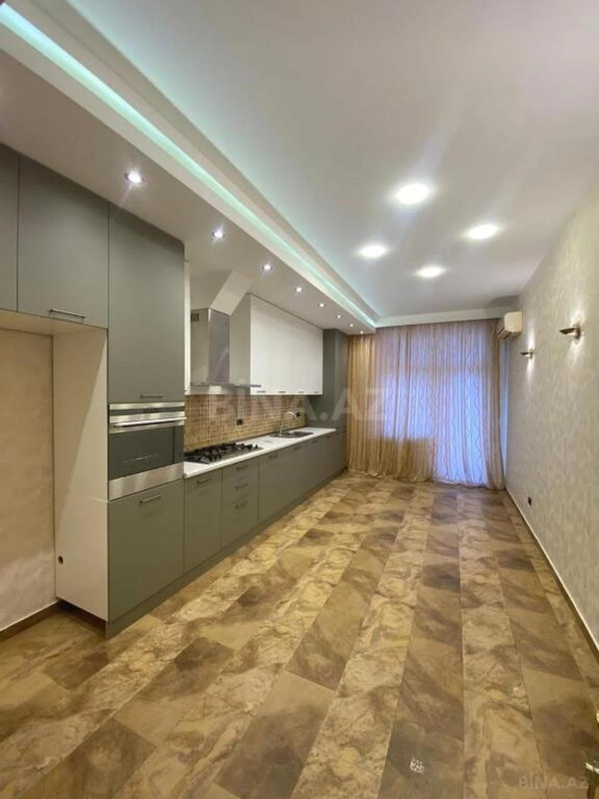 Satılır 4 otaqlı mənzil 215 m²