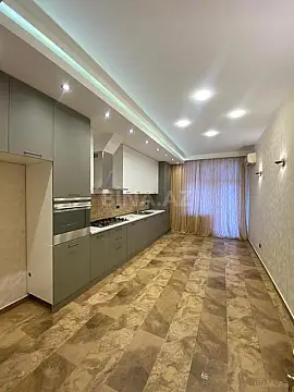 Satılır 4 otaqlı mənzil 215 m²