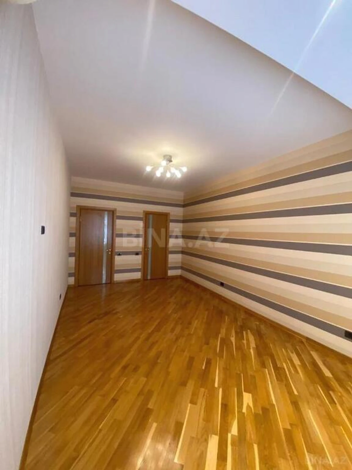 Satılır 4 otaqlı mənzil 215 m²
