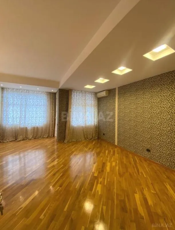 Satılır 4 otaqlı mənzil 215 m²