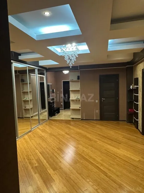Satılır 3 otaqlı mənzil 140 m²
