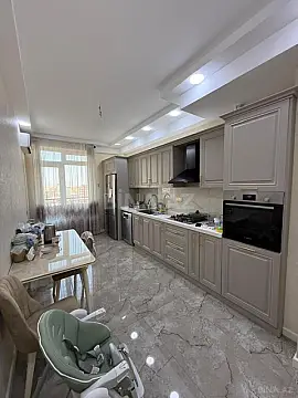 Satılır 4 otaqlı mənzil 186 m²