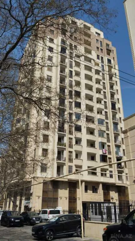 Satılır 5 otaqlı mənzil 230 m²