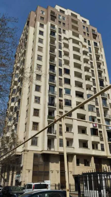 Satılır 5 otaqlı mənzil 230 m²