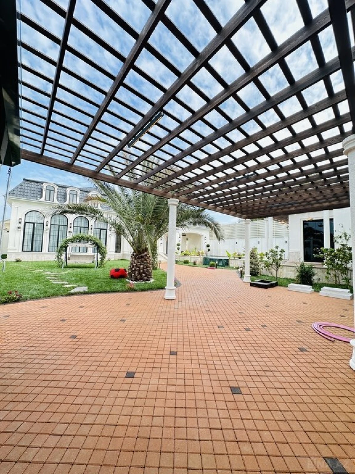 Satılır 5 otaqlı həyət evi 250 m²