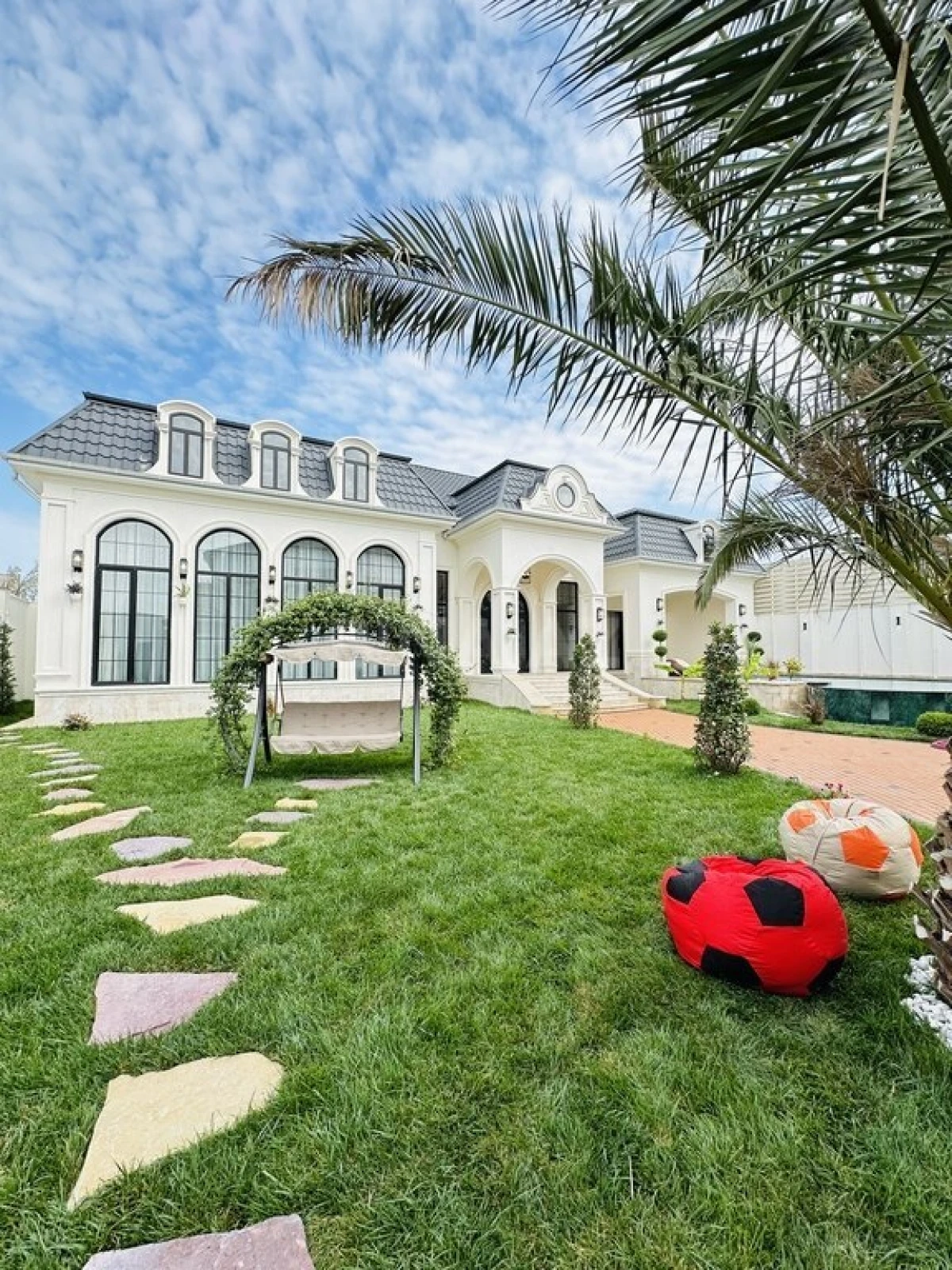 Satılır 5 otaqlı həyət evi 250 m²