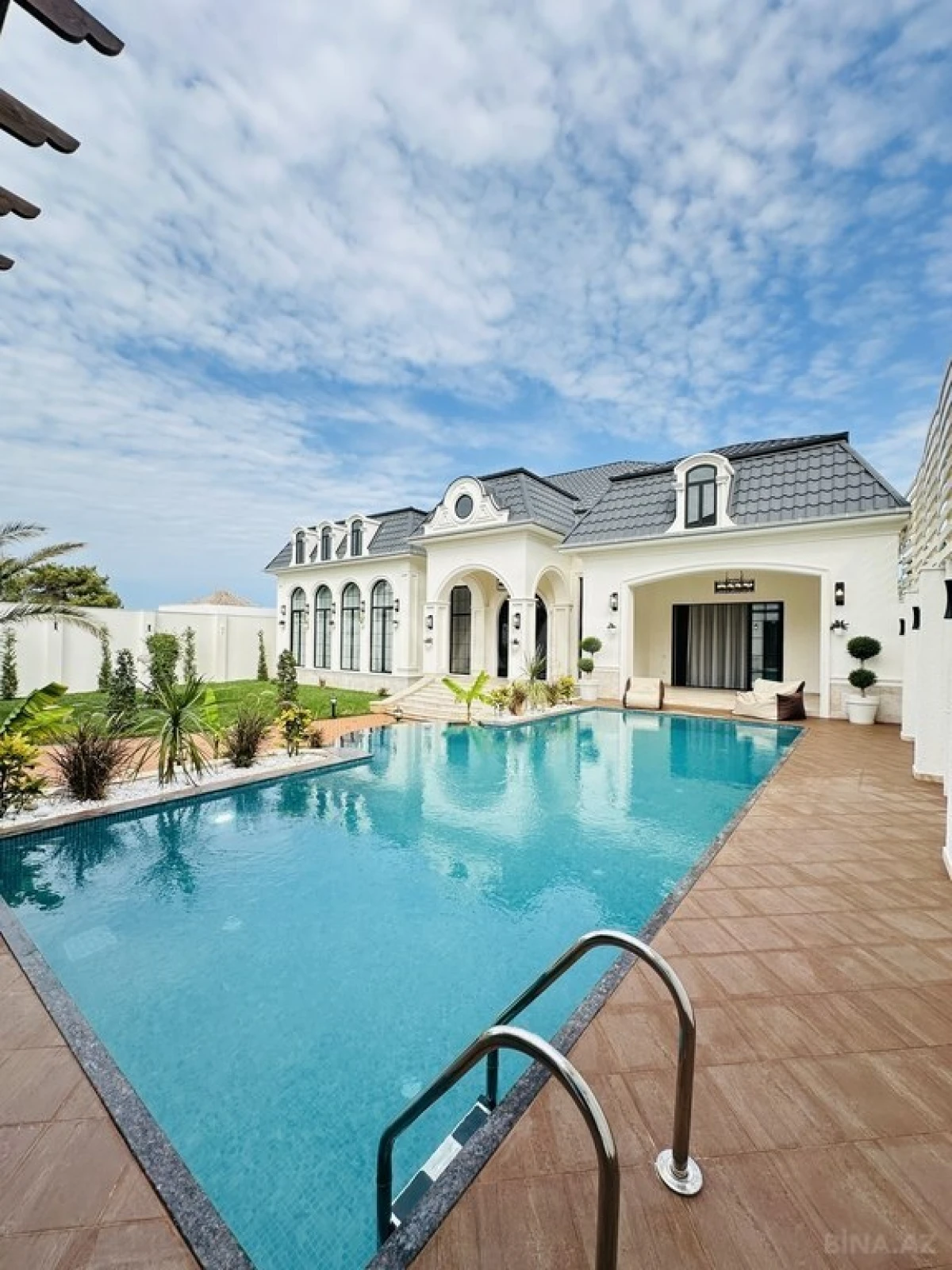 Satılır 5 otaqlı həyət evi 250 m²