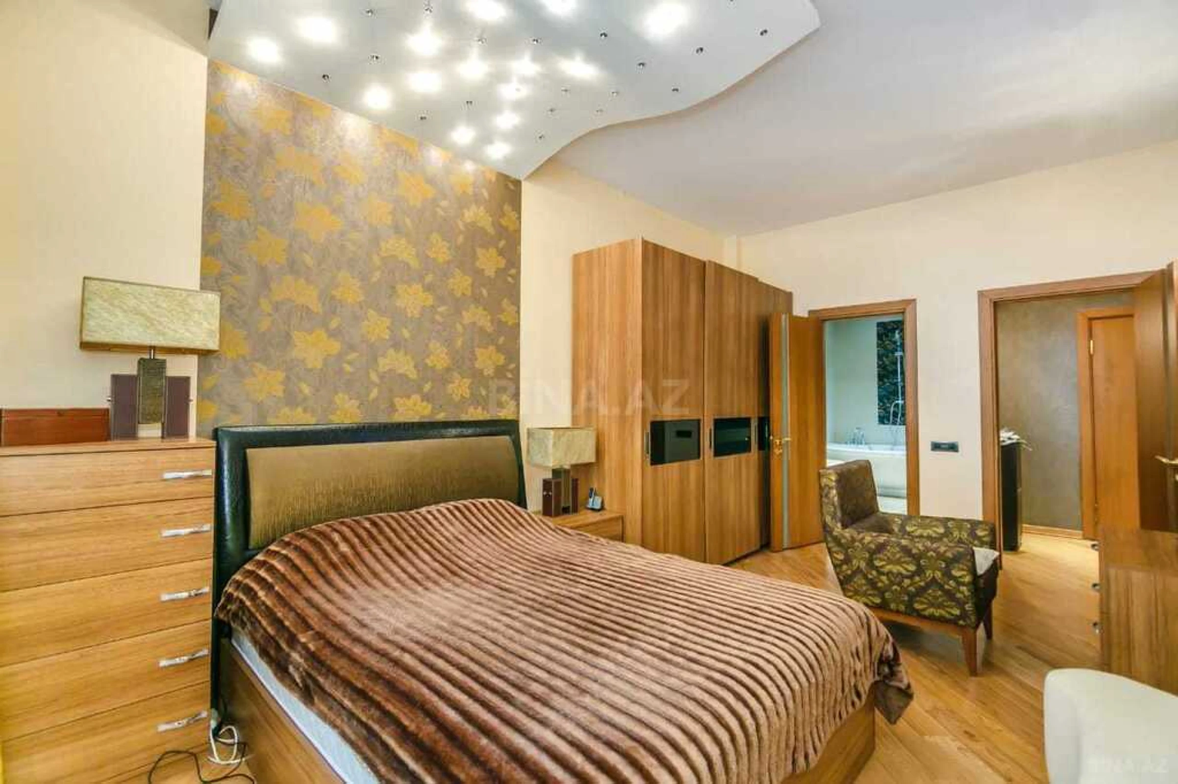 Satılır 4 otaqlı mənzil 196 m²