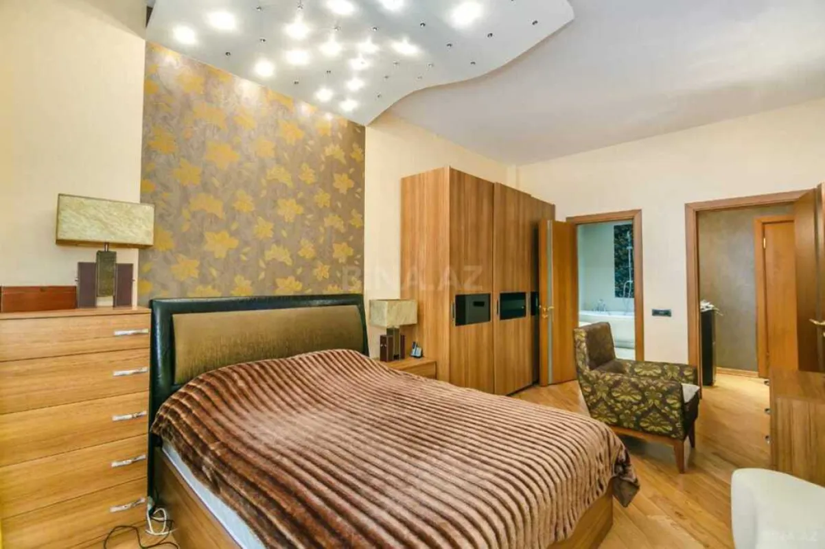 Satılır 4 otaqlı mənzil 196 m²