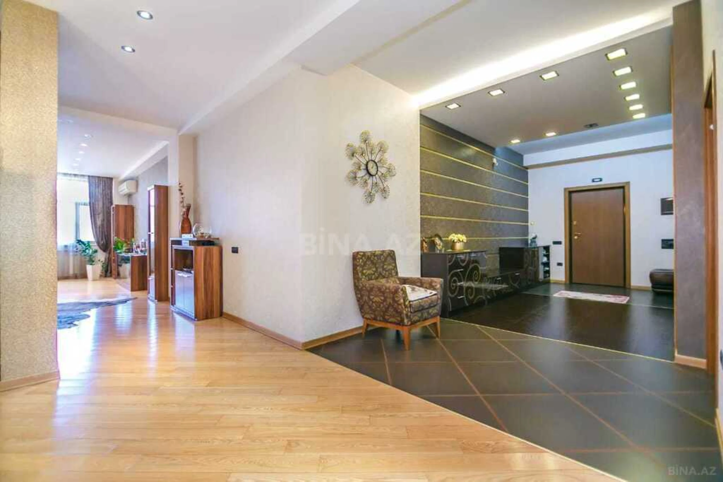 Satılır 4 otaqlı mənzil 196 m²