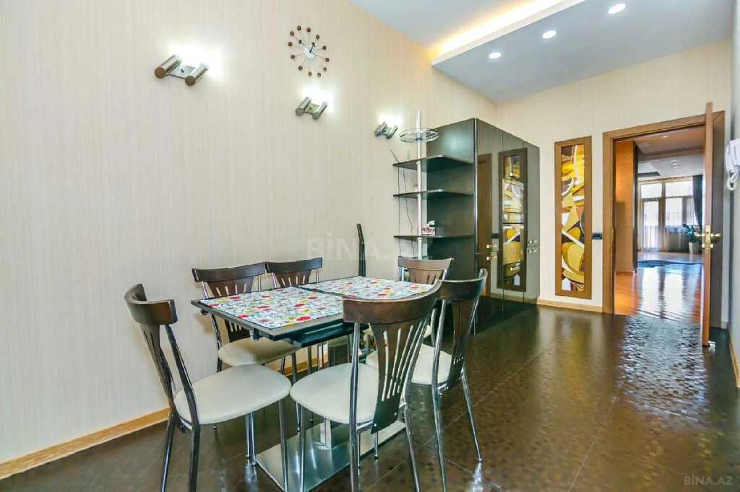 Satılır 4 otaqlı mənzil 196 m²