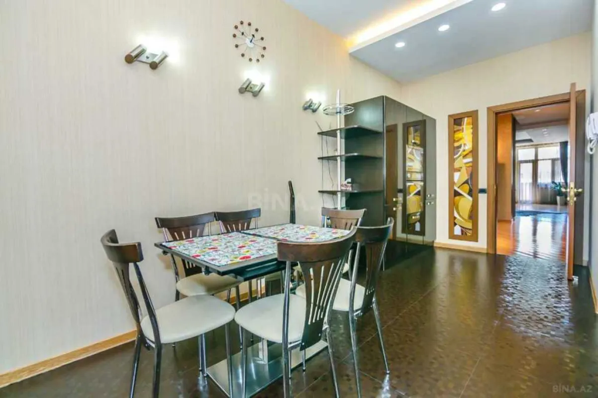 Satılır 4 otaqlı mənzil 196 m²