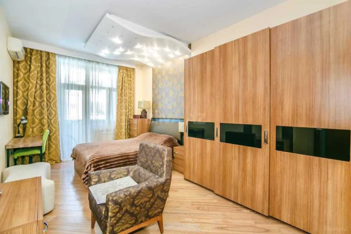 Satılır 4 otaqlı mənzil 196 m²