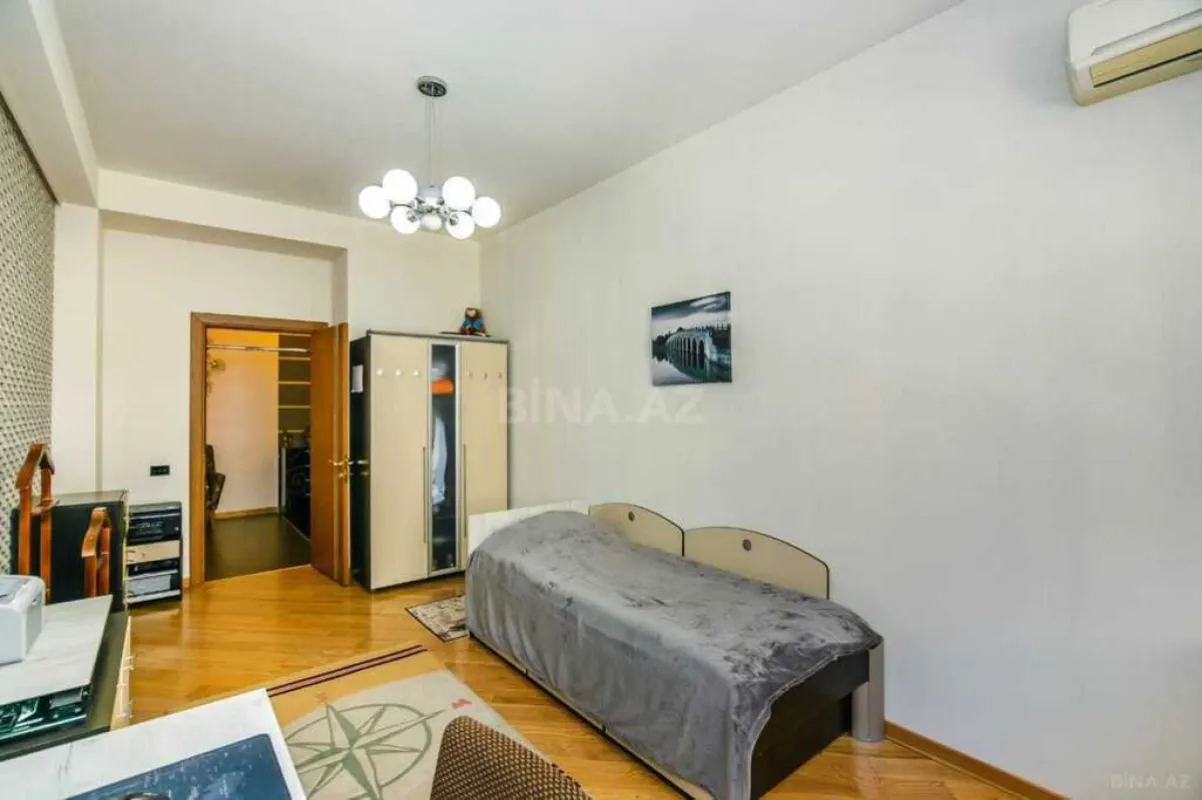 Satılır 4 otaqlı mənzil 196 m²