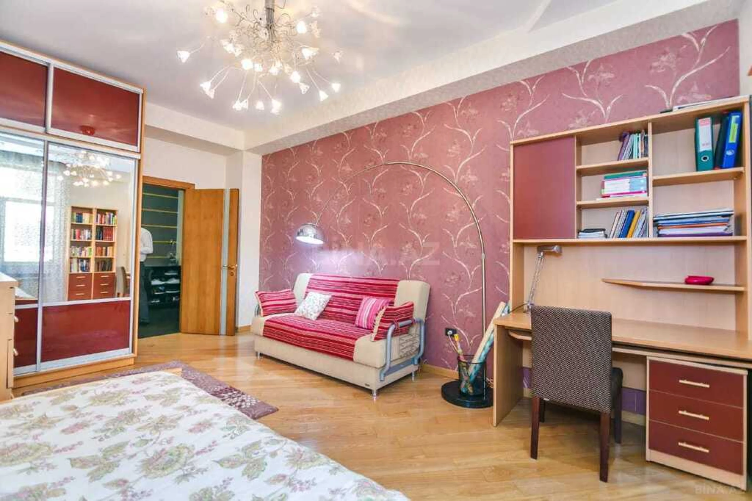 Satılır 4 otaqlı mənzil 196 m²